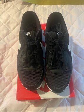 New Nike Black and White Women’s Air Max Athletic Running Shoes - Size 10